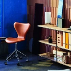 Fritz Hansen Series 7 Swivel Chair 3117 - Fully Upholstered 13 Fritz Hansen Series 7 Swivel Chair 3117 - Fully Upholstered -Danish Design Store 11318 Planner shelving Series 7 and PM 02 table lamp