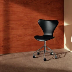 Fritz Hansen Series 7 Swivel Chair 3117 - Fully Upholstered 14 Fritz Hansen Series 7 Swivel Chair 3117 - Fully Upholstered -Danish Design Store 11330 Series 7 Black fully uph. Essential leather