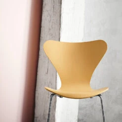 Fritz Hansen Series 7 Chair 3107 - Clear Lacquered -Danish Design Store 3642 Series 7
