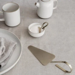 Ferm LIVING Fein Cake Server 8 Ferm LIVING Fein Cake Server -Danish Design Store 409 18696copy