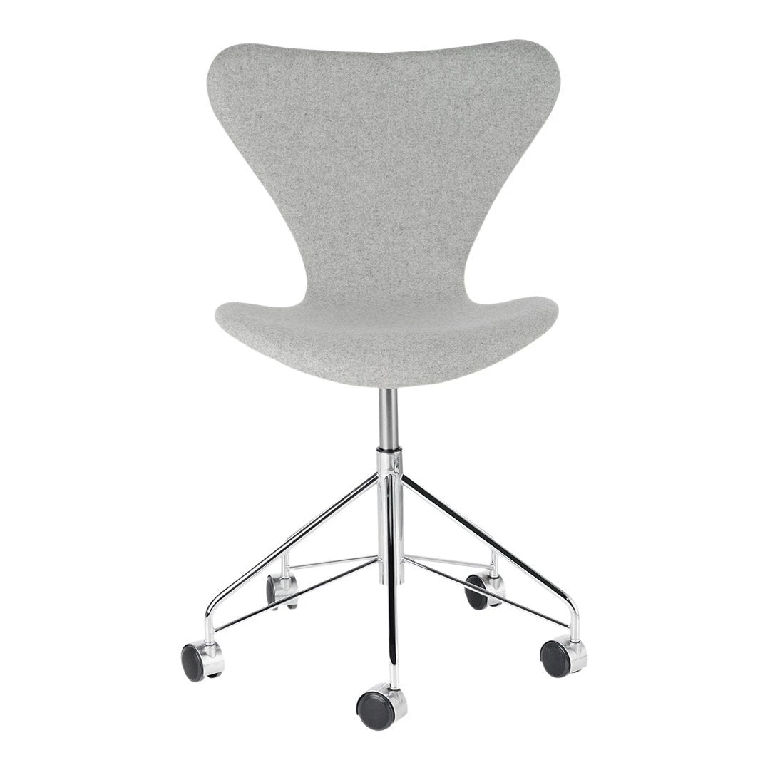 Fritz Hansen Series 7 Swivel Chair 3117 - Fully Upholstered 4 Fritz Hansen Series 7 Swivel Chair 3117 - Fully Upholstered - Image 2