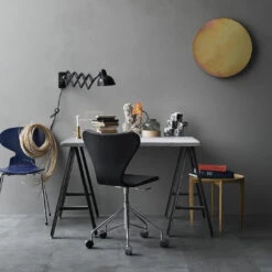 Fritz Hansen Series 7 Swivel Chair 3117 - Fully Upholstered 15 Fritz Hansen Series 7 Swivel Chair 3117 - Fully Upholstered -Danish Design Store 6365 Series 7 Leather black
