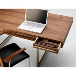 AK1340 Desk -Danish Design Store AK 1340 valnod closeup