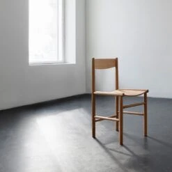 Linea Akademia Dining Chair 28 Linea Akademia Dining Chair -Danish Design Store Akademia oak in space2