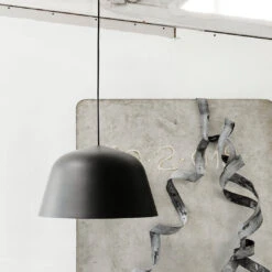 Muuto Ambit Pendant Lamp 33 Muuto Ambit Pendant Lamp -Danish Design Store Ambit Black medium lifestyle