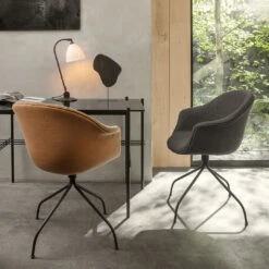 Gubi Bat Meeting Chair - Swivel Base - Fully Upholstered -Danish Design Store BatMeetingChair TSDesk BL2TableLamp On