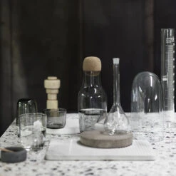 Muuto Corky Carafe -Danish Design Store Corky Grey Groove Plus One med 2217f589 2ae2 48b6 a916 99098153cbf2