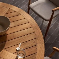 E022 Embrace Outdoor Table 22 E022 Embrace Outdoor Table -Danish Design Store E008 E022 y140 teak untreated stainlesssteel CUE008 lifeoat1760 8047010 detail