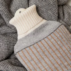 Aymara Hot Watter Bottle 11 Aymara Hot Watter Bottle -Danish Design Store F R Aymara Hot Water Bottle Pattern Grey detail