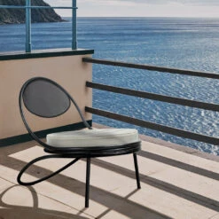 Gubi Copacabana Outdoor Lounge Chair - Seat Upholstered -Danish Design Store GUBI SPRING 24 Copacabana 04 78907036 11fb 4414 9c95 7e8931bc20d3