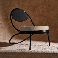 Gubi Copacabana Outdoor Lounge Chair - Seat Upholstered -Danish Design Store GUBI SPRING 24 DETAIL Copacabana 03 hero 60f36649 3003 4880 8ac1 7c848bcb2b0a