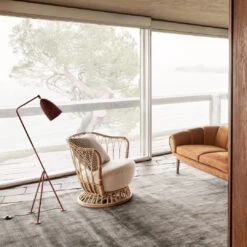 Gubi Croissant 3-Seater Sofa 34 Gubi Croissant 3-Seater Sofa -Danish Design Store Gubi Spring 2021 Lifestyle35