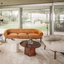 Gubi Croissant 3-Seater Sofa 37 Gubi Croissant 3-Seater Sofa -Danish Design Store Gubi Spring 2021 Lifestyle5