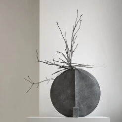 101 COPENHAGEN Guggenheim Vase 32 101 COPENHAGEN Guggenheim Vase -Danish Design Store Guggenheim Vase Big Dark Grey Ikebana