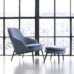 Hug Footstool -Danish Design Store Hug bla med skammel miljo1 633e4f98 f614 41e5 a49f b7cf9f89ecc9