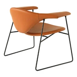 Gubi Masculo Lounge Chair - Sledge Base -Danish Design Store Masculo LoungeChair Sledge FullyUpholstered Black Leather Cognac B3Q