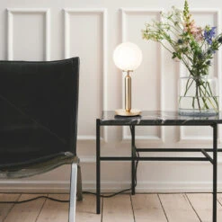 Miira Table Lamp 33 Miira Table Lamp -Danish Design Store Nuura Miira Table Brass lifestyle