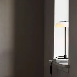 Blossi Table Lamp 41 Blossi Table Lamp -Danish Design Store Nuura SS20 Blossi Table Black 1