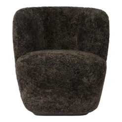 Gubi Stay Lounge Chair - Plinth Base 26 Gubi Stay Lounge Chair - Plinth Base -Danish Design Store Stay LoungeChair 75 Fixed FullyUpholstered Black Skandilock Curly Espresso ItemNr 10051219 Front