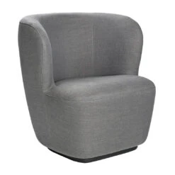 Gubi Stay Lounge Chair - Plinth Base 33 Gubi Stay Lounge Chair - Plinth Base -Danish Design Store Stay loungeChair 75 Swivel Chambray 030 Angle 653ef050 97d6 43f9 be04 471b31164340