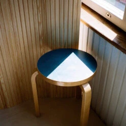 Artek Screen 100 9 Artek Screen 100 -Danish Design Store Stool 60 clear lacquer blue linoleum Screen 100 cmyk JPG