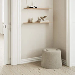 Woud Praline Pouf -Danish Design Store WOUD SS24 Stedge Praline Serene Mountain Jeu de des