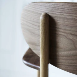 CH26 Dining Chair -Danish Design Store Wegner CH26 oak walnut mix detail backrest