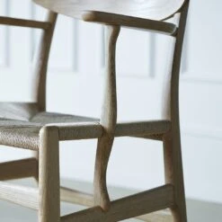 CH26 Dining Chair -Danish Design Store Wegner CH26 oak detail armrest