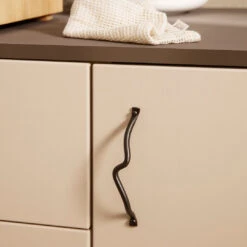 Ferm LIVING Curvature Handle -Danish Design Store fermLIVING CurvatureHandle Black Brass image