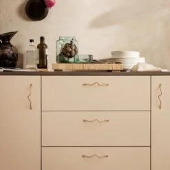 Ferm LIVING Curvature Handle -Danish Design Store fermLIVING CurvatureHandle Brass image 1